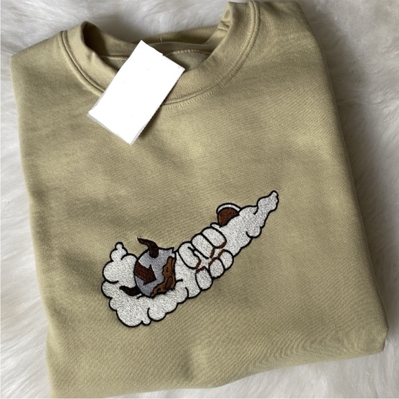 Gildan Other - Appa cream Crewneck